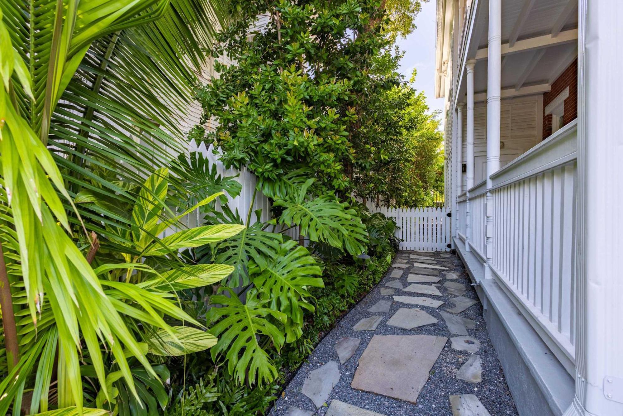 Takeover At The Grand Maloney Key West Exterior foto